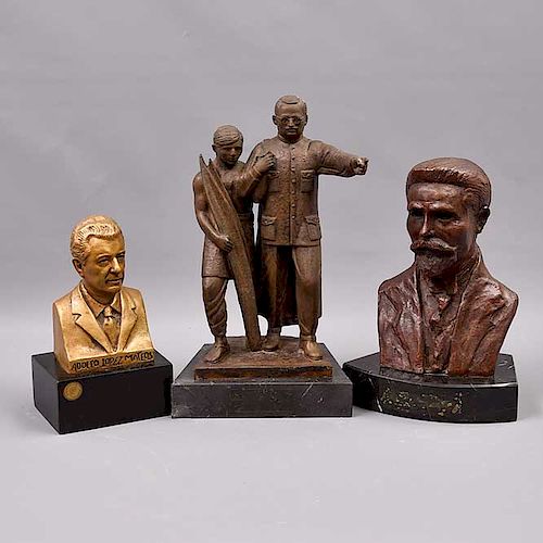 Lote de 3 figuras decorativas. Siglo XX. Elaboradas en bronce y una en pasta. 2 con base de mármol negro jaspeado.