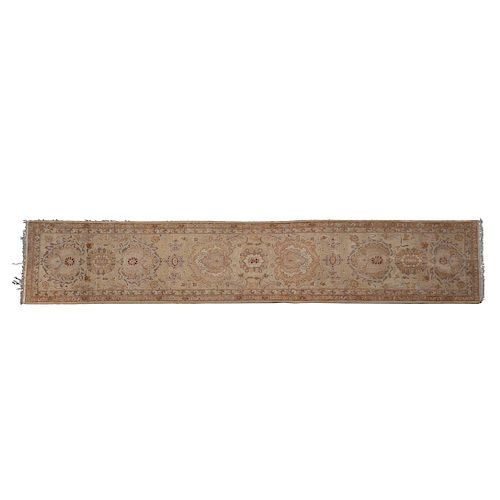 Tapete de pasillo. Siglo XX. Elaborado en fibras de lana y algódon. Decorado con motivos florales y orgánicos sobre fondo mostaza.