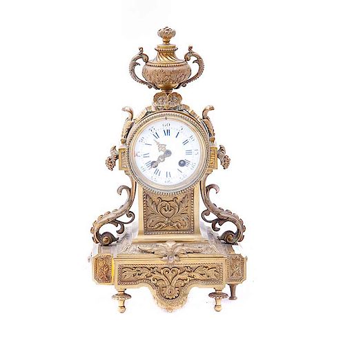 Reloj de chimenea. Italia, siglo XX. Estilo Imperio. Elaborado en bronce dorado. Decorado con acantos, rocallas y remate de copa.