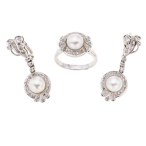 Anillo y par de aretes con perlas y diamantes en oro blanco de 14k. 3 perlas cultivadas color crema de 8 mm. 88 acentos de diama...