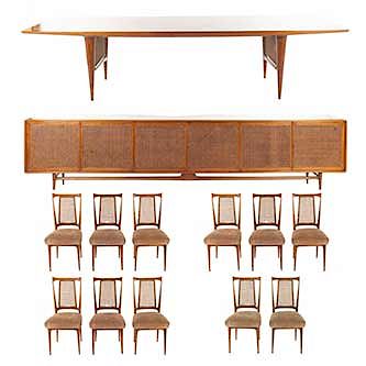 Comedor. Siglo XX. En talla de madera. Con aplicaciones de bejuco. Consta de: mesa, 11 sillas y trinchador.