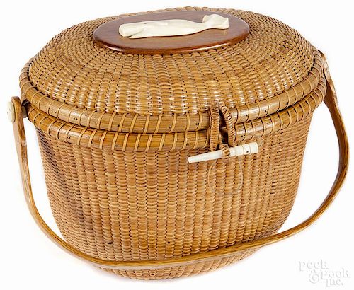 Nantucket lightship basket purse by Whaler's Crafts, dated 1966, 8'' h.