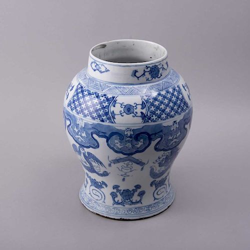 Jarrón. Origen oriental, siglo XX. Elaborado en porcelana con detalles en azul cobalto. Decorado con motivos orgánicos y florales.