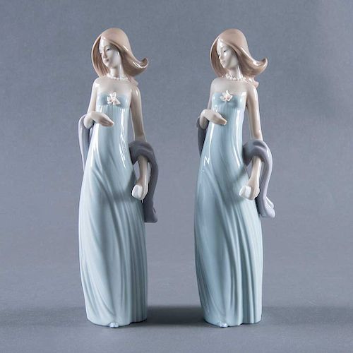 Par de damas en vestido de noche. España, siglo XX. Elaboradas en porcelana Lladró acabado brillante. 20 cm de altura c/u.