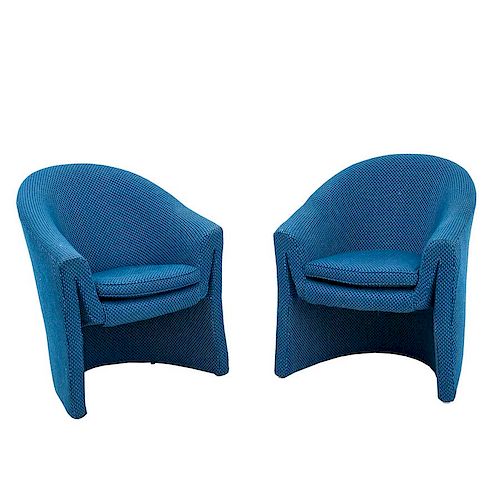 Par de sillones. Siglo XX. Estructura de madera con tapicería color azul. Soportes curvos, asiento acojinado y soportes tipo zócalo.