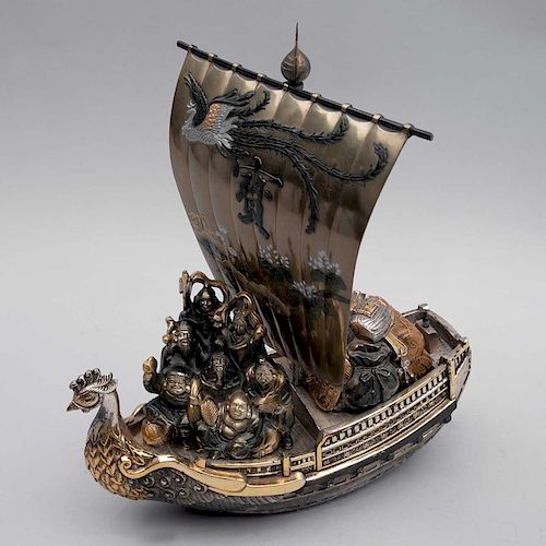 Los siete dioses de la fortuna y el barco takarabune. Japón, siglo XX.Elaborado metal dorado y plateado.Decorado con motivos orgánicos.
