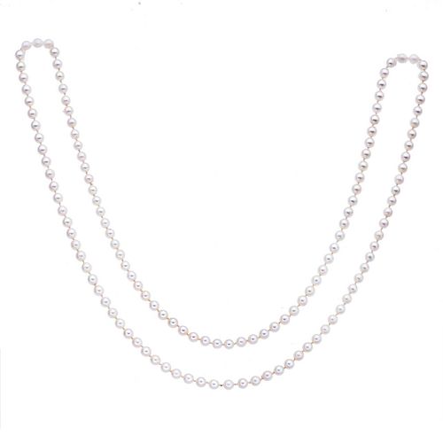 Collar con perlas. 130 perlas cultivadas color blanco de 6 mm. Peso: 47.5 g.