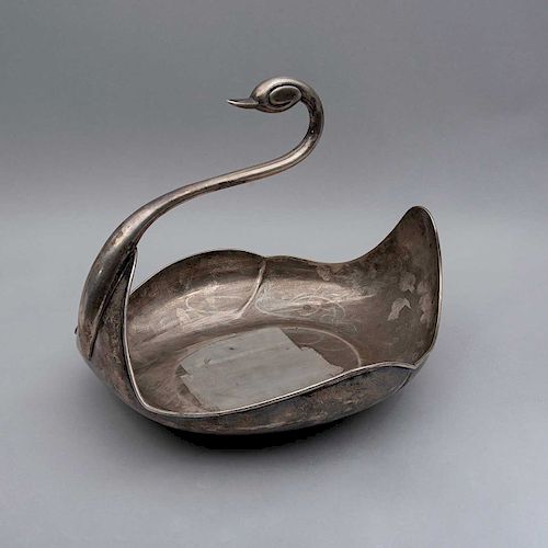 Charola. México, siglo XX. Diseño de cisne. Elaborado en plata Sterling, Ley 0.925. sellado ZURITA. Peso: 1730 g.