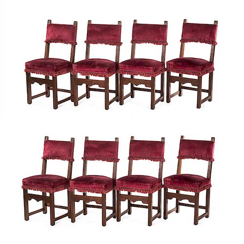 Juego de 8 sillas. Francia, siglo XX.Elaboradas en madera tallada de nogal. Con respaldos abiertos, asientos y tapicería de terciopelo.