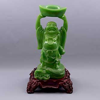 Buda-Hotei sonriente. Origen oriental. Siglo XX. Elaborado en resina. Con base de color vino decorada con elementos orgánicos.