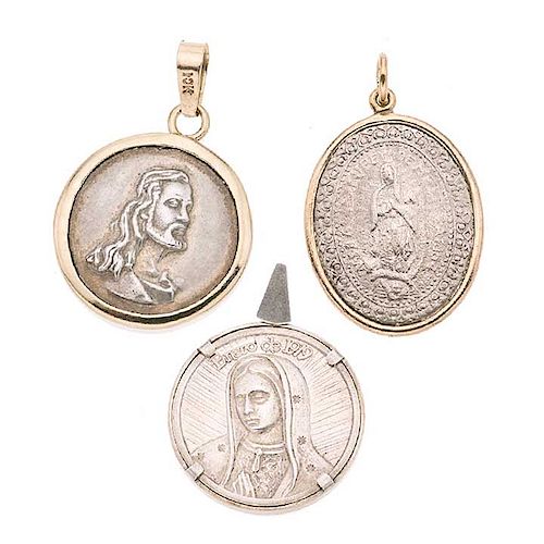Tres medallas en plata .925 y bisel en chapa. a) Imagen de la Virgen de Guadalupe. Peso: 14.0 g. b) Imagen de Juan Pablo ll y...