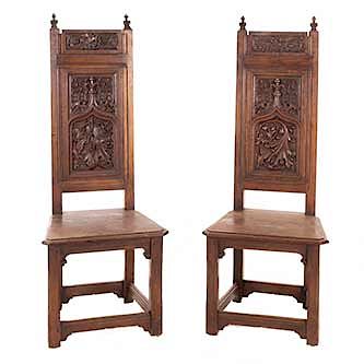 Par de sillas. Francia. Siglo XX. En talla de madera de roble. Con respaldos semiabiertos y asientos de madera, fustes y soportes lisos