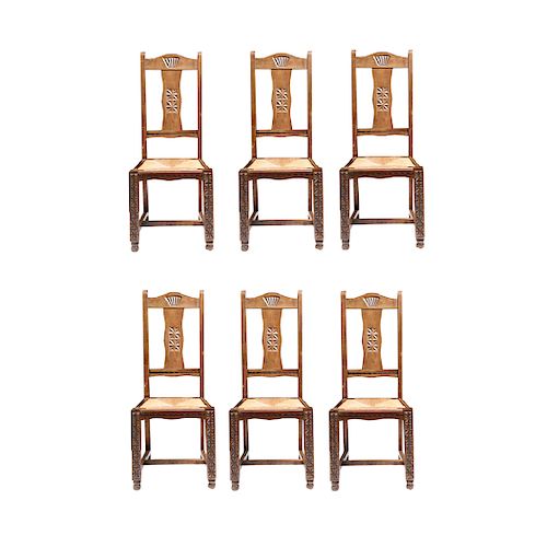 Juego de 6 sillas. Francia. Siglo XX. Elaboradas en talla de madera de encino. Con respaldos calados, chambrana en "H".