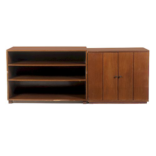 Lote de 2 muebles. S. XX. Elaborados en madera tallada y recubrimiento de formaica. Consta de Librero y mueble para viniles.