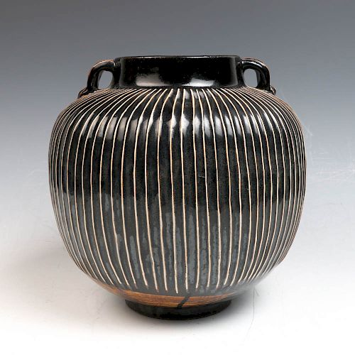 LARGE CHINESE BLACK & WHITE RIBBED JAR, SONG DYNASTY