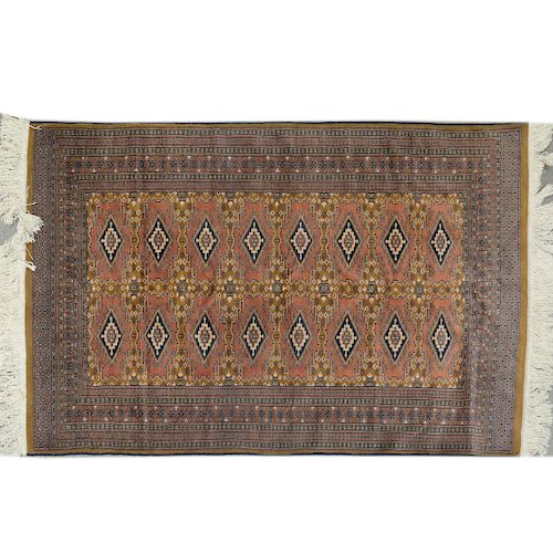 Tapete. Siglo XX. Estilo Boukhara. Elaborado en fibras de lana y algodón. Decorado con elementos geométricos y orgánicos.