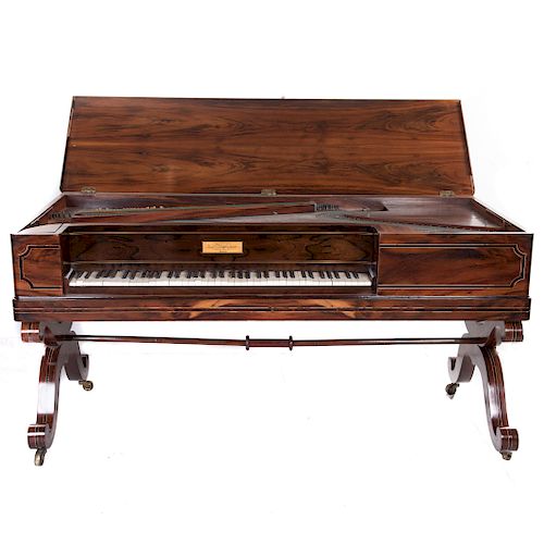 Piano cuadrilongo. Francia. Siglo XX. Marca Ignace Pleyel & Company. Con estructura en madera tallada. Chambrana en "H".