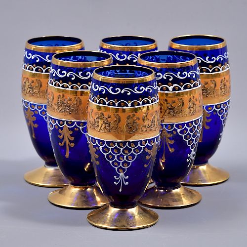 Lote de 6 copas. Origen europeo. Siglo XX. Elaboradas en cristal de Murano color azul. Decoradas a mano con esmalte dorado.