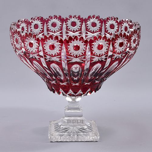Frutero. Origen europeo. Siglo XX. Elaborado en cristal de Bohemia color rojo. Decorado con elementos geométricos facetados.