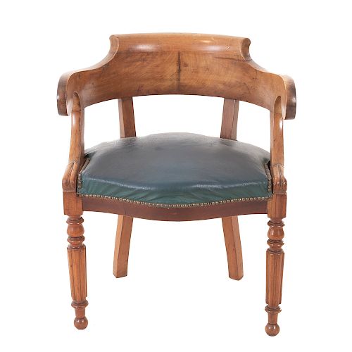 Sillón. Francia. Siglo XX. En talla de madera de nogal. Con respaldo semiabierto, asiento de piel color verde, fustes compuestos.