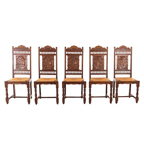 Lote de 5 sillas. Francia. Siglo XX. Estilo Bretón. En talla de madera de roble. Con respaldos semiabiertos, asientos de palma tejida.