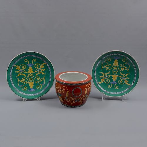 Pecera y 2 platos decorativos. Origen oriental. Siglo XX. Elaborados en cerámica. Decorados con elementos vegetales, florales.