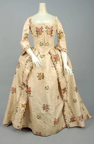 SILK BROCADE ROBE a L’ANGLAISE, CANADIAN, 1750 - 1775.