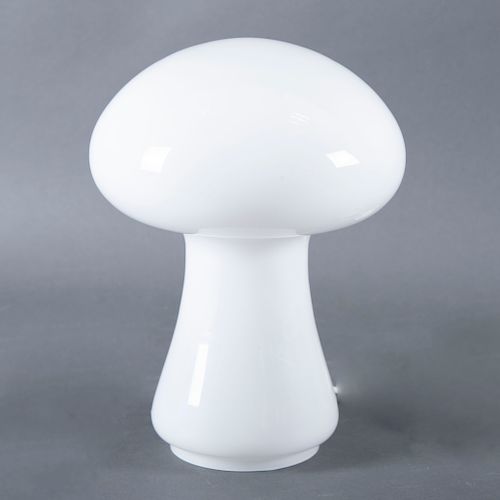 Gino Vistosi. Italia, Ca. 1960. Lámpara de mesa. Diseño de hongo. Elaborada en cristal opalino. Para 1 luz. 27 cm de altura.