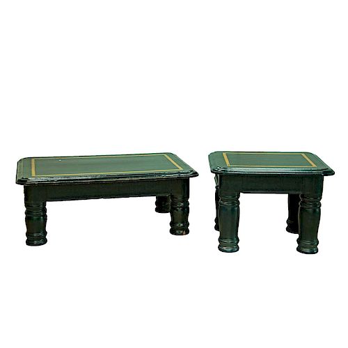 Lote de mesas auxiliares. Siglo XX. Elaboradas en madera tallada con laca verde texturizada. Cubiertas rectangulares escalonadas.Pzs:2