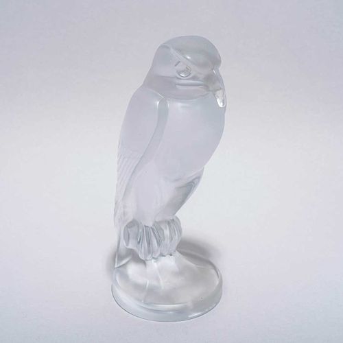 Águila calva. Francia, siglo XX. Elaborado en cristal opaco Sevres. Marcado inferior. 22 cm de altura.