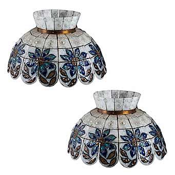 Par de lámparas de techo. México, siglo XX. Elaboradas en vidrio, acabado rústico con aplicaciones de latón. Piezas: 2