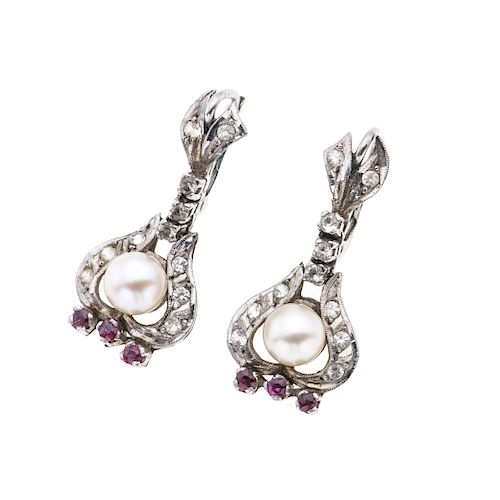 Par de aretes con perlas, rubíes y sintéticos en plata paladio 2 perlas cultivadas color crema de 6 mm. 6 rubíes corte redondo.<...