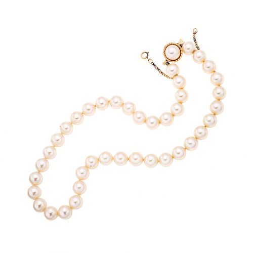 Gargantilla con perlas sinteticas en plata dorada. 40 perlas sintéticas. Peso: 46.4 g. Estuche original.