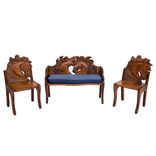 Banca Tú y Yo con par de sillas. Siglo XX. Elaboradas en madera tallada. Acabado rústico con tallas ecuestres. Piezas: 3