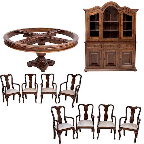 Comedor. Siglo XX. Elaborado en madera tallada. Consta de: Mesa redonda, juego de 8 sillones y vitrina. Piezas: 10