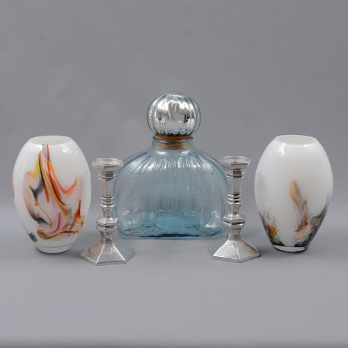 Lote mixto de 5 piezas. Origen europeo. Siglo XX. Consta de: par de jarrones de cristal opaco policromado, par de candeleros.