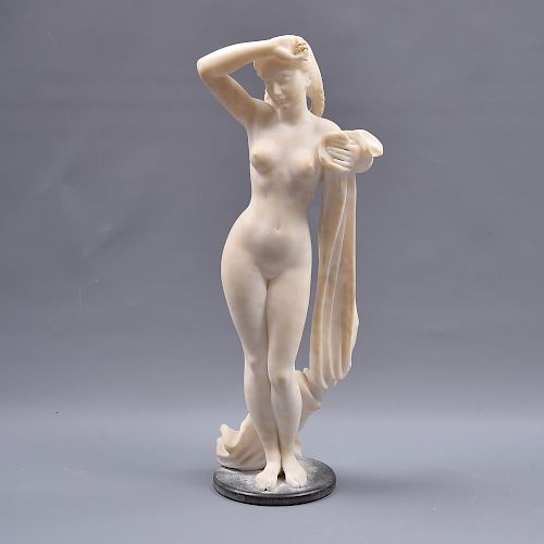 Mujer desnuda. Siglo XX. Elaborada en polvo de alabastro. Con base color negro.