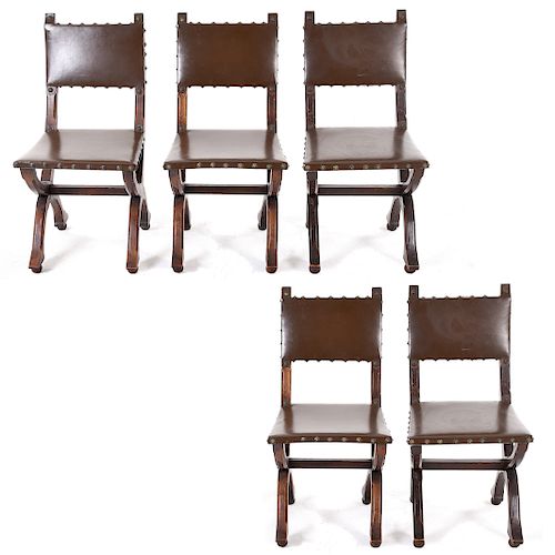 Lote de 5 sillas. Francia. Siglo XX. En talla de madera. Con tapicería de vinipiel color marrón. Respaldos semiabiertos.