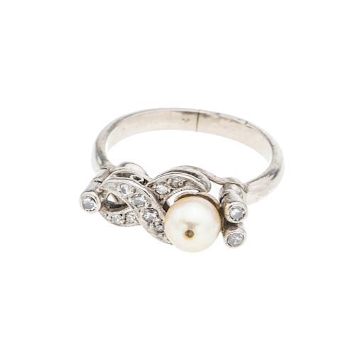 Anillo vintage con perla y diamantes en plata paladio. 1 perla cultivada de 5 mm. 12 acentos de diamantes. Talla: 5. Peso: 3...