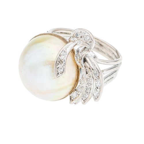 Anillo vintage con perla y diamantes en plata paladio. 1  media perla cultivada de 15 mm. 15 acentos de diamantes. Talla: 6.<R...
