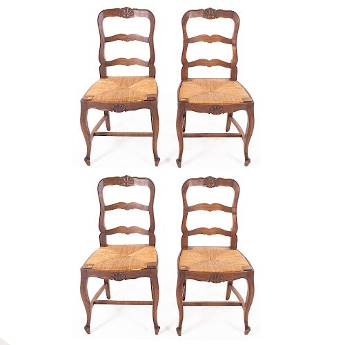 Lote de 4 sillas. Francia. Siglo XX. Estilo Luis XV. En talla de madera de roble. Respaldo semiabierto, asiento de palma tejida.