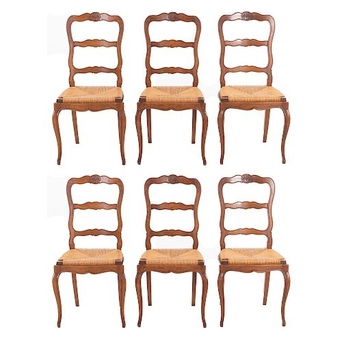 Lote de 6 sillas. Francia. Siglo XX. Estilo Luis XV. En talla de madera de nogal. Con respaldos semiabiertos, asientos de palma tejida.