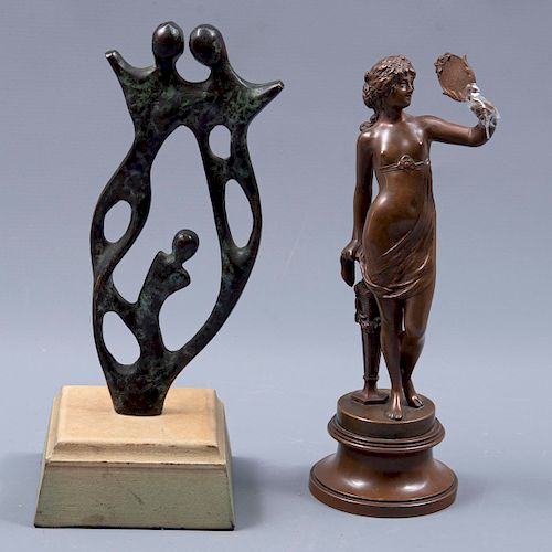 Par de esculturas. Origen europeo. Siglo XX. Bronce. Consta de: M. Lindenberg. Mujer con espejo. Estilo Art Nouveau. Otro.