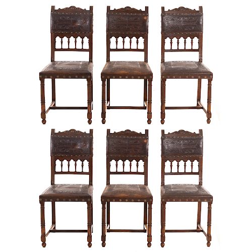 Lote de 6 sillas. Francia. Siglo XX. Estilo Bretón. En talla de madera de roble. Con respaldos semiabiertos y asientos de piel.