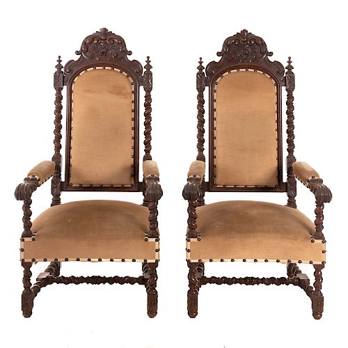 Par de sillones. Francia. Siglo XX. En talla de madera de nogal. Con respaldos semiabiertos y asientos en tapicería color ocre.