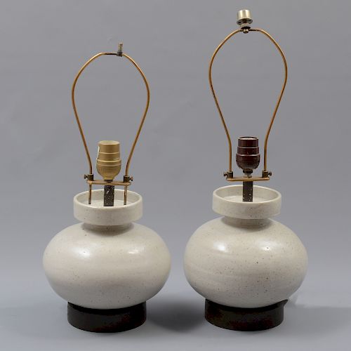 Par de lámparas de mesa. Estados Unidos. Siglo XX. Elaboradas en cerámica. Diseño a manera de jarrón. Electrificadas para una luz.