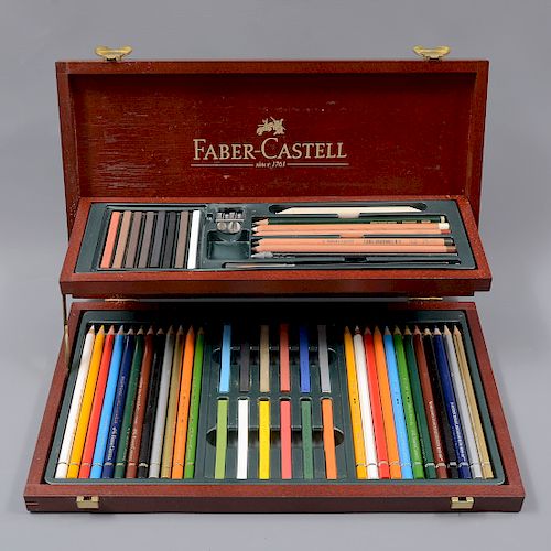 Juego de lápices de colores y pasteles. Alemania. Siglo XX. Marca Faber-Castell. Consta de: 18 lápices de colores, 20 pasteles.