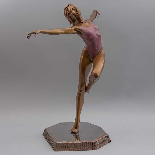 Javier Villarreal. Bailarina. Fundición en bronce patinado con base de metal pulido, 19/36. Firmada. 74 cm de altura.