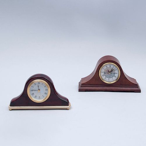 Juego de relojes de chimenea. Inglaterra y China, siglo XX. Elaborados en madera laqueada y resina. Mecanismo de cuarzo. Pz: 2
