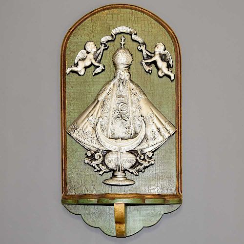 Virgen de San Juan de los Lagos. Retablo. Siglo XX. Elaborado en metal plateado y talla de madera policromada. En bajo relieve.